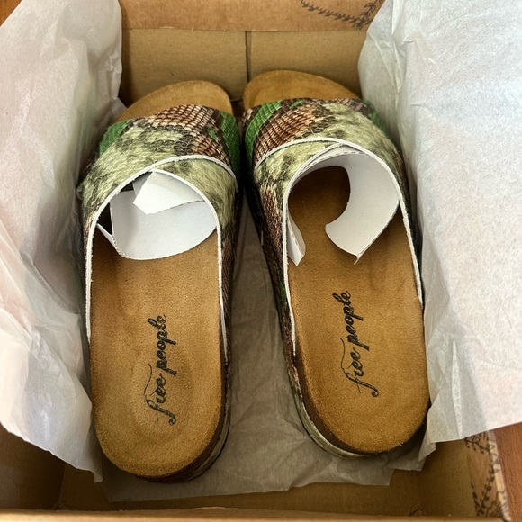 💚FREE PEOPLE Sidelines Flatform Sandals 👡 - Picture 9 of 16